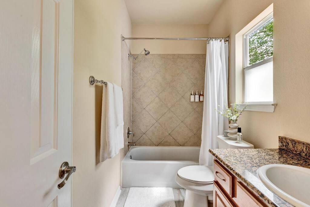 Spacious Home-Queen Suite-Game Room-Movie Room Austin Exterior photo